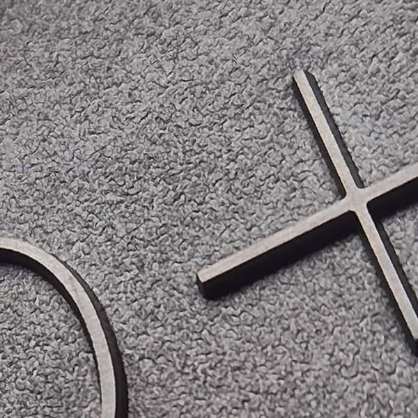 Zbliżenie laserowego graweru na teksturowanej powierzchni formy wtryskowej