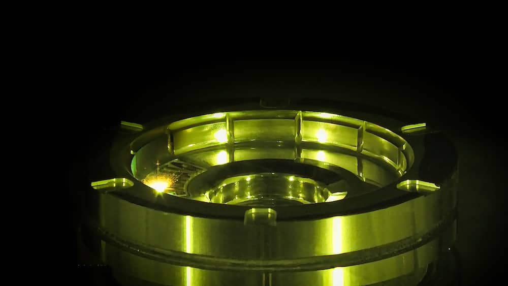 Zdjęcie przedstawiające pracę lasera na formie wtryskowej podczas wykonywania grawerów, cech i tekstur