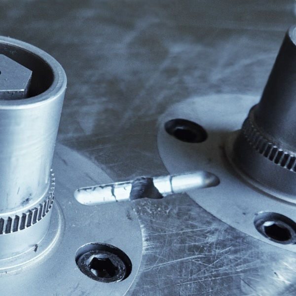 Zbliżenie gwintowanych elementów formy wtryskowej wykonanych metodą laserową