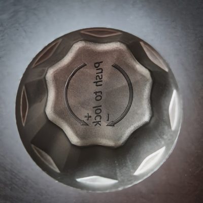 Zbliżenie graweru na matrycy formy wtryskowej wykonanego metodą ablacji laserowej