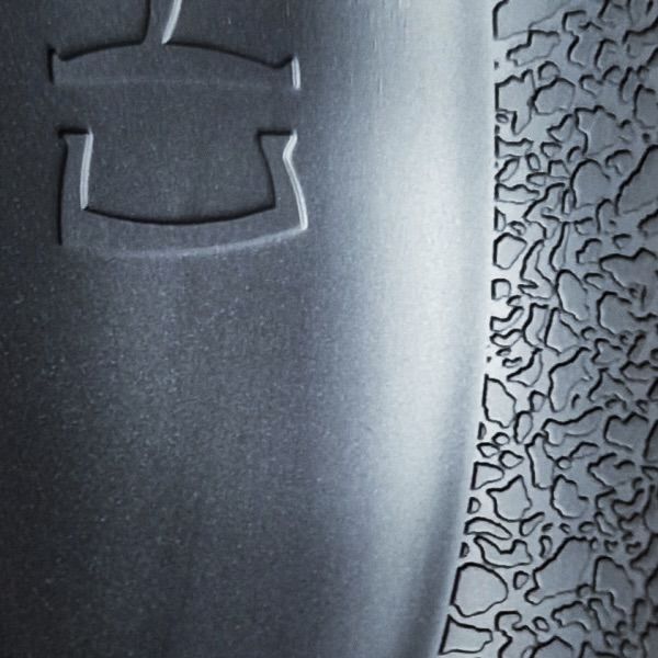 Zbliżenie cechy i tekstury wykonanej na powierzchni formy wtryskowej