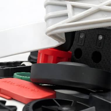 Zbliżenie różnych elementów z tworzyw sztucznych o zróżnicowanych kształtach i kolorach