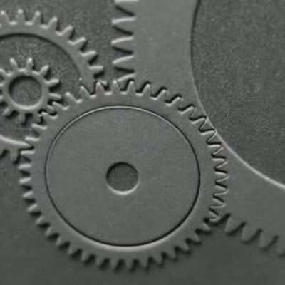Zbliżenie grawerowanych kół zębatych na powierzchni formy wtryskowej