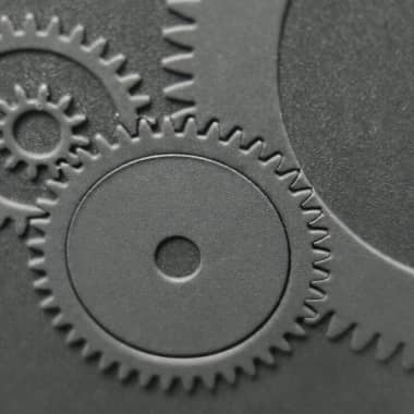 Zbliżenie grawerowanych kół zębatych na powierzchni formy wtryskowej