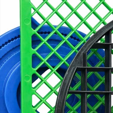 Zbliżenie plastikowych elementów kratowych z tworzywa sztucznego produkowanych metodą wtrysku