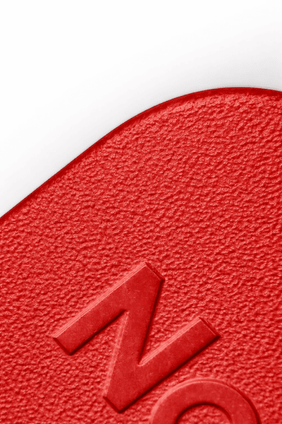 Zbliżenie czerwonego detalu z tworzywa sztucznego z teksturowaną powierzchnią wykonaną metodą laserową