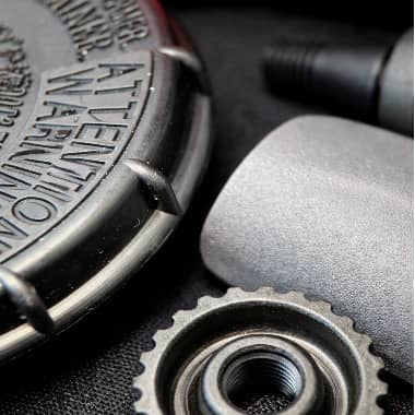 Zbliżenie detali pokazujących możliwości teksturyzacji laserowej form wtryskowych